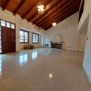 Casa Amplia,  Comercial En Alquiler