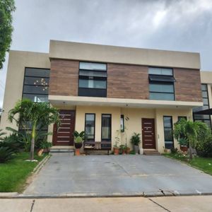 Casa En Venta, Condominio Parques III