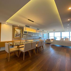 Venta Gran Apartamento Frente Al Puerto Del Buceo.