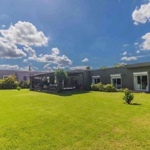 Venta De Casa En Colinas De Carrasco. 3 Dorm, 2 Baños, Jardín , Parrillero.