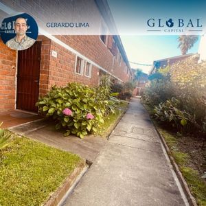 En Venta Cómoda Casa De Tres Dormitorios Y Patio Con Parrillero Frente Al Portones Shopping!