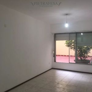 Apto En Venta Con Renta, 1 Dormitorio, 1 Baño, Patio-cordón.