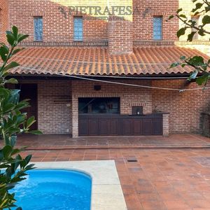 Casa En Venta Con Piscina, 3 Dorm, 4 Baños, Garaje-colón