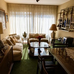 Apartamento En Pocitos, 3 Dormitorios, 2 Baños Y Garage A Metros Del Mar