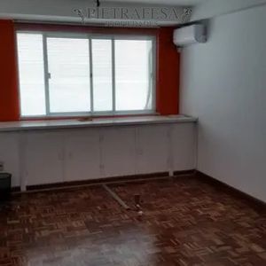 Oficina En Alquiler, 3 Privados, Cocina, 1 Baño. Ciudad Vieja.