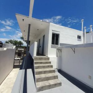 Casa Remodelada En Venta, 15 Habitaciones, 16 Baños, Patio, Cocheras. Reducto.