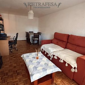 Apartamento En Alquiler, 3 Dormitorios, 2 Baños, Balcón, Cochera. Pocitos.