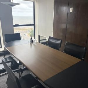 Oficina En Alquiler, Piso Entero, 2 Baños. Ciudad Vieja.