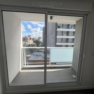 Apartamento En Alquiler, 1 Dormitorio, 1 Baño, Balcón, Garaje. Tres Cruces.