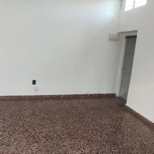 Apartamento En Alquiler, 2 Dormitorios, 1 Baño, Patio. Pocitos.