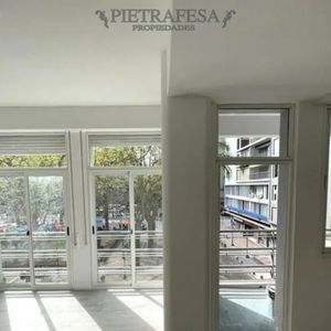 Apartamento En Alquiler 3 Dormitorios 2 Baños, Patio Y Terraza. Ciudad Vieja.