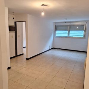 Apartamento En Alquiler, 2 Dormitorios, 1 Baño, Terraza Lavadero. Aguada.