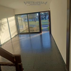 Casa En Alquiler, 2 Dormitorios, 2 Baños, Patio Con Parrillero, Cochera. Brazo Oriental.