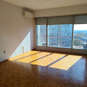Apartamento En Alquiler, 3 Dormitorios, 1 Baño, Terraza. Tres Cruces.