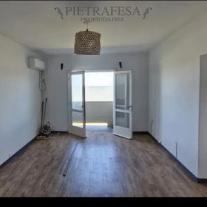 Apartamento En Alquiler, 2 Dormitorios, 1 Baño, Terraza. Ciudad Vieja.