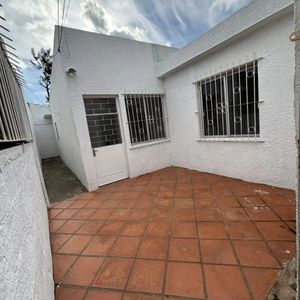 Casa En Alquiler, 2 Dormitorios, 1 Baño, Patio. Malvin Norte.
