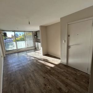 Apartamento En Alquiler, 2 Dormitorios, 1 Baño, Terraza, Cochera. La Blanqueada.