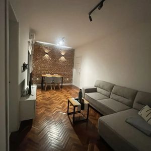 Apartamento En Alquiler, 2 Dormitorios, 1 Baño, Patio. Pocitos.