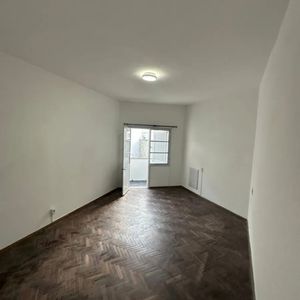 Apartamento En Alquiler, 2 Dormitorios, 1 Baño, Terraza. Malvin.
