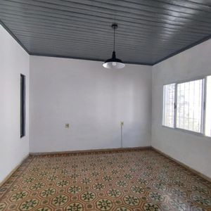 Casa En Alquiler, 2 Dormitorio, 1 Baño, Patio, Garaje. Cerro.
