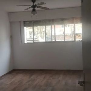 Apartamento En Alquiler, 2 Dormitorios, 1 Baño. Barrio Sur.