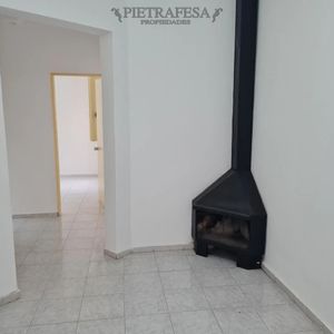 Apartamento En Alquiler, 2 Dormitorios, 1 Baño, Patio. Barrio Sur.