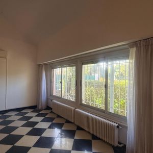 Casa En Alquiler, 3 Dormitorios, 2 Baños, Patio Con Parrillero, Garaje. Punta Gorda.
