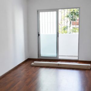 Apartamento En Alquiler, 2 Dormitorios, 1 Baño, Terraza. La Comercial.