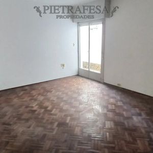 Apartamento En Alquiler, 2 Dormitorios, 1 Baño, Patio. Pocitos.