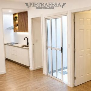 Apartamento En Alquiler, 2 Dormitorios, 1 Baño, Azotea. Tres Cruces. Sin Gastos Comunes.
