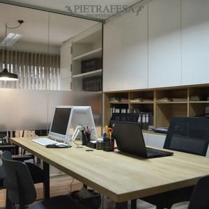 Oficina Al Frente, Muy Luminosa Y Con Excelente Ubicación.
