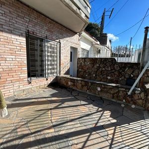 Apto Tipo Casa En Venta Con Renta, 2 Dormitorios, 2 Baños, Patio Y Cochera- General Flores- Brazo Oriental
