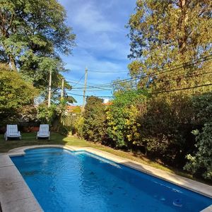 Casa En Venta 5 Dormitorios, 4 Baños, Fondo Con Piscina Y Garaje-basilea-carrasco