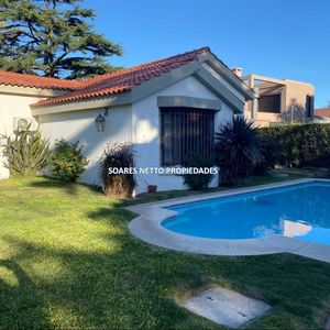 Excelente Casa En Corazón De Carrasco Con Amplio Jardín Y Piscina, Pronta Para Habitar