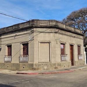 ¡oportunidad única! Casa Con Mas De 600m² En Esquina Soleada.