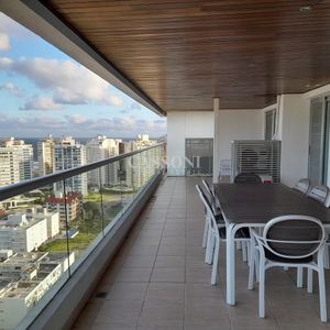 Piso Alto, Icon Brava