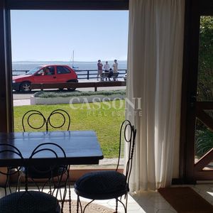 Frente A Puerto, Amplio Piso, Estilo Casa CLásica Esteña