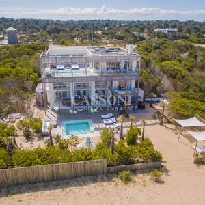 Una Joya Arquitectónica Sobre El Mar.