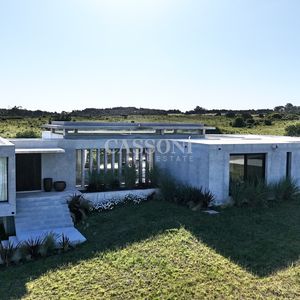 Casa Moderna En Laguna Escondida