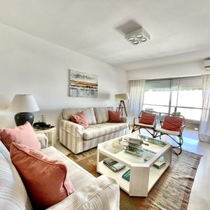 Apartamento De 3 Dormitorios Con Vistas Al Puerto En Edificio Caleta