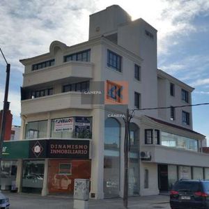 Edificio De Locales Comerciales Sobre Calle 24
