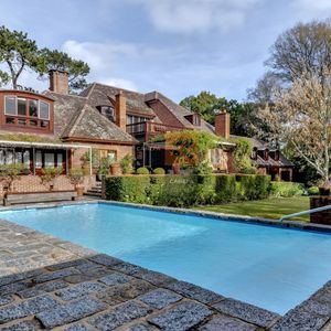 Casa De Muy Buen Tamaño Con Excelente Parque A La Venta