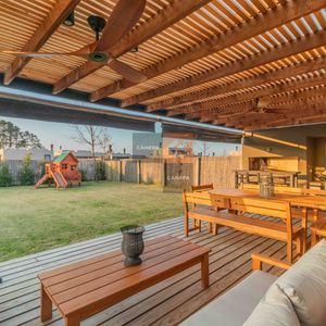 Venta Casa De 3 Dormitorios En La Tahona Con Jardín Con Parrillero