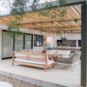 Venta Casa En Barra De Carrasco Con Jardín Y Parrillero