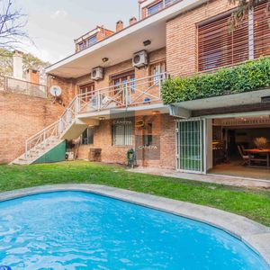 Venta Casa De 5 Dormitorios En Malvín Con Jardín Con Piscina Y Barbacoa