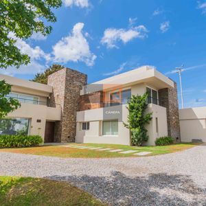 Venta Casa De 4 Dormitorios + Jardín Con Piscina En Los Olivos