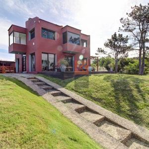 Moderna Casa A La Venta En Punta Piedra De 4 Dormitorios Con Vista Al Mar.