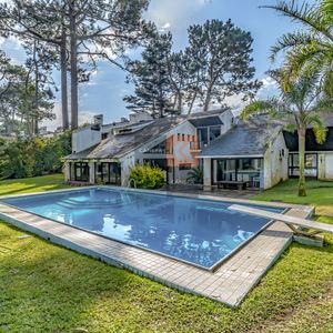 Gran Y Espectacular Casa A La Venta En Zona Cantegril, Muy Completa Para Poder Aprovecharla Al Máximo.
