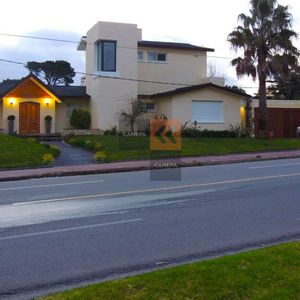 Casa A Metros De Playa Mansa, Muy Buena Construcción