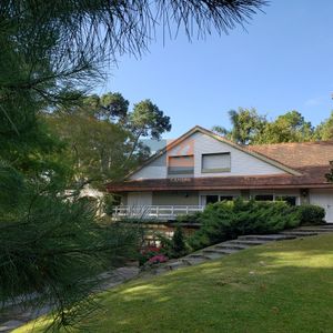 Casa A La Venta , Sólida Y Con Muy Buen Frente Cercana Al Shopping Y Colegios